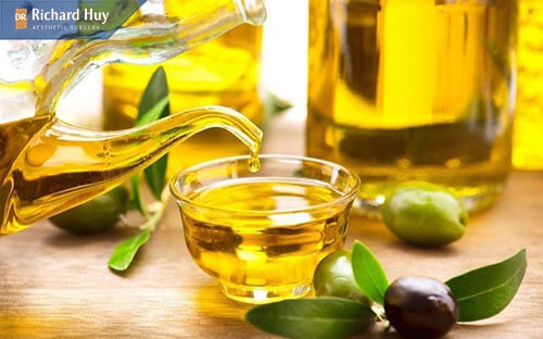 Dùng dầu oliu để trẻ hóa làn da