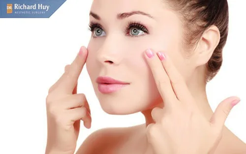 Massage làm mờ vết chân chim