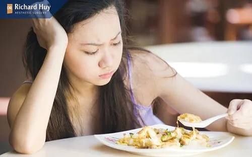 Chế độ ăn uống không đủ chất khiến nếp nhăn khóe miệng hình thành Chế độ ăn uống không đủ chất khiến nếp nhăn khóe miệng hình thành