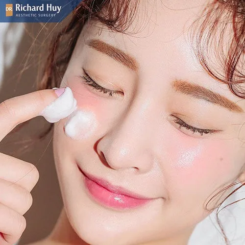 Chăm sóc da sai cách khiến vết chân chim hình thành