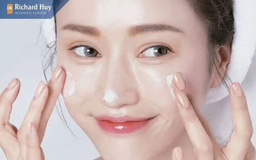 Thoa kem chống nắng để bảo vệ da mỗi ngày Thoa kem chống nắng để bảo vệ da mỗi ngày