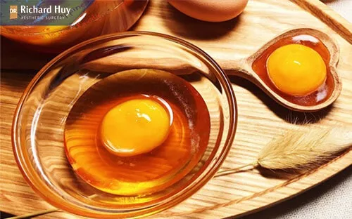 Kết hợp trứng gà với mật ong không những giúp làm mềm da, xóa nếp nhăn Kết hợp trứng gà với mật ong không những giúp làm mềm da, xóa nếp nhăn