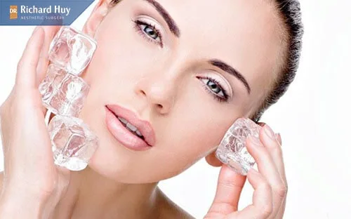 Chườm đá lạnh để giảm vết chân chim