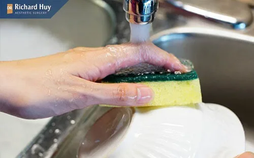 Tiếp xúc lâu ngày với chất tẩy rửa khiến cho tế bào ở da tay bị tổn thương và bào mòn da Tiếp xúc lâu ngày với chất tẩy rửa khiến cho tế bào ở da tay bị tổn thương và bào mòn da