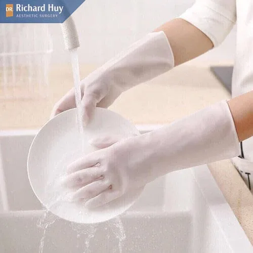 Đeo găng tay tránh để tay tiếp xúc với hóa chất tẩy rửa làm hại da Đeo găng tay tránh để tay tiếp xúc với hóa chất tẩy rửa làm hại da