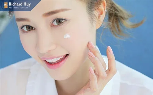 Sử dụng kem chống nắng bảo vệ da khỏi các yếu tố gây hại bên ngoài Sử dụng kem chống nắng bảo vệ da khỏi các yếu tố gây hại bên ngoài