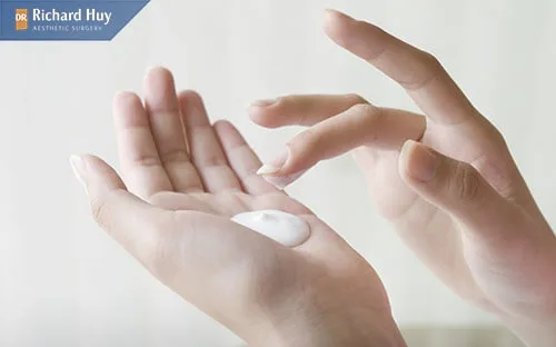 Kem dưỡng da tay vừa cung cấp độ ẩm vừa bổ sung vitamin E tăng đàn hồi cho da Kem dưỡng da tay vừa cung cấp độ ẩm vừa bổ sung vitamin E tăng đàn hồi cho da