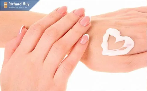Thoa kem dưỡng da tay mỗi ngày hạn chế tay nhan nheo Thoa kem dưỡng da tay mỗi ngày hạn chế tay nhan nheo