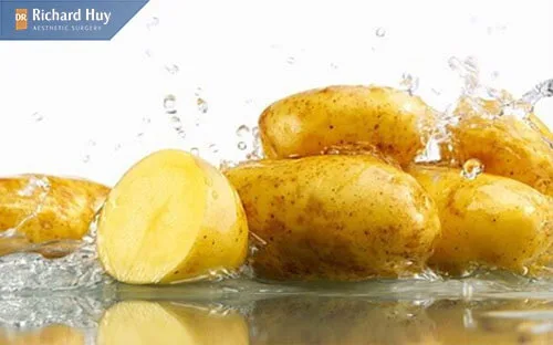 Khoai tây chứa nhiều protein, vitamin C, nước,.. giúp cung cấp độ ẩm cho da , tăng cường khả năng sản sinh Collagen Khoai tây chứa nhiều protein, vitamin C, nước,.. giúp cung cấp độ ẩm cho da , tăng cường khả năng sản sinh Collagen