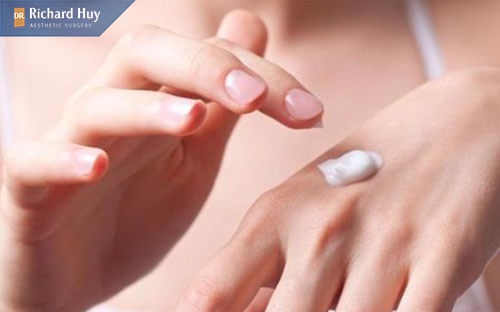 Sử dụng kem chống nắng để ngăn quá trình lão hóa và bảo vệ da khỏi tia UV 