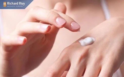 Sử dụng kem chống nắng để ngăn quá trình lão hóa và bảo vệ da khỏi tia UV Sử dụng kem chống nắng để ngăn quá trình lão hóa và bảo vệ da khỏi tia UV