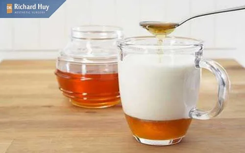 Kết hợp sữa chua với mật ong để xóa vết chân chim