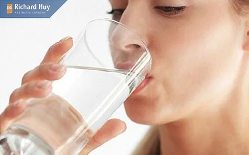 Thiếu nước là nguyên nhân chính khiến vết chân chim hình thành