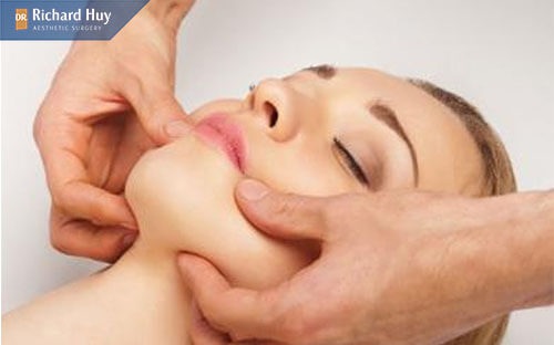 Dùng phương pháp massage để làm giảm nếp nhăn khóe miệng