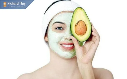 Đắp mặt nạ được làm từ quả bơ để xóa nếp nhăn khóe miệng Đắp mặt nạ được làm từ quả bơ để xóa nếp nhăn khóe miệng