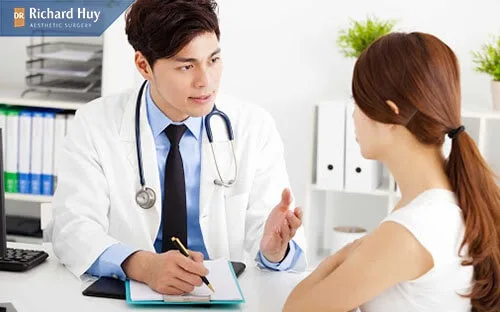 Bệnh nhân được tư vấn và kiểm tra mũi Bệnh nhân được tư vấn và kiểm tra mũi