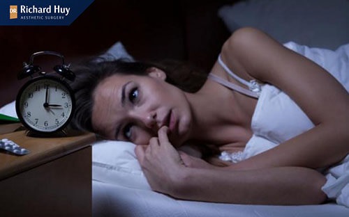 Nguyên nhân khiến nếp nhăn khóe miệng hình thành do thức khuya