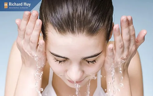 Sau khi thực hiện phương pháp vi kim tảo biển cần vệ sinh bằng nước ấm