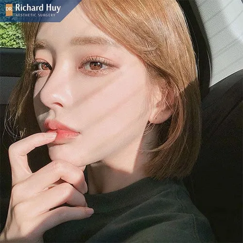 Sử dụng kem chống nắng mỗi ngày chống lại tia UV và bảo vệ da