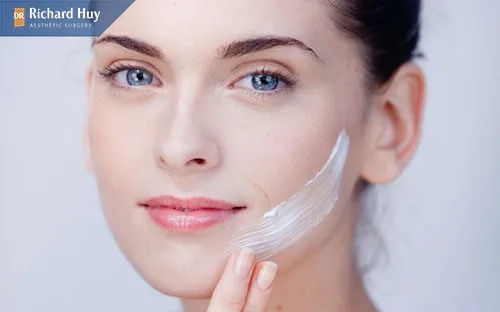 Dùng các loại mỹ phẩm giúp dưỡng da Dùng các loại mỹ phẩm giúp dưỡng da
