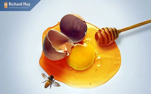 Dùng mật ong và trứng gà nguyên chất để trẻ hóa làn da