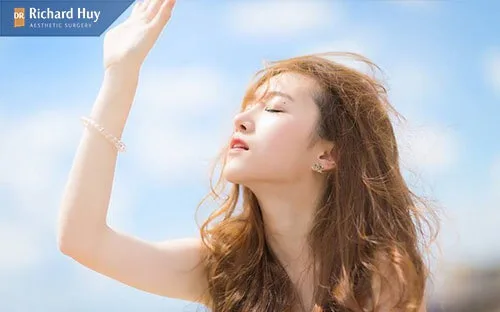 Ảnh hưởng bởi nắng mặt trời khiến vết chân chim xuất hiện