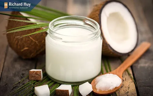 Xóa vết chân chim với dầu dừa
