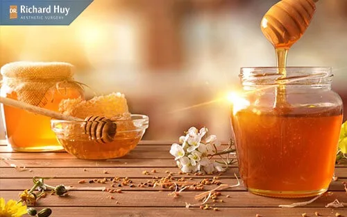 Dùng mật ong trị vết chân chim trên mắt