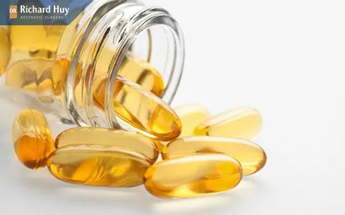 Xóa vết chân chim khóe mắt bằng vitamin E