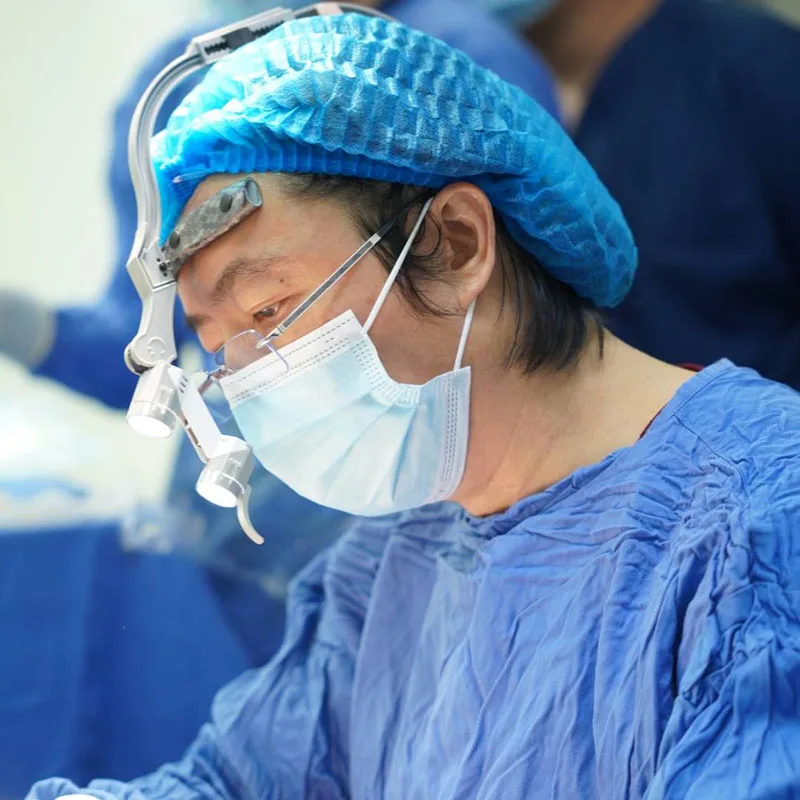 Bác sĩ tiến hành căng da mặt trong phòng phẫu thuật vô trùng, đạt chuẩn