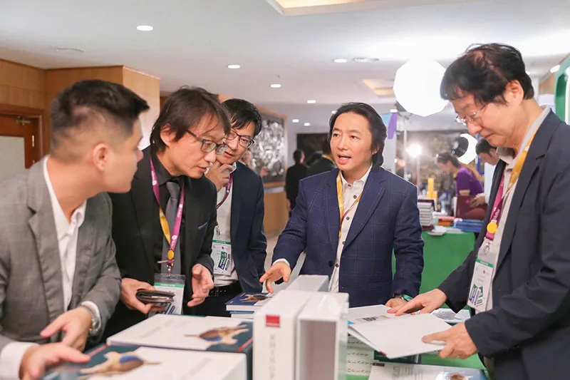 BS Richard Huy trao đổi cùng các giáo sư tại hội nghị