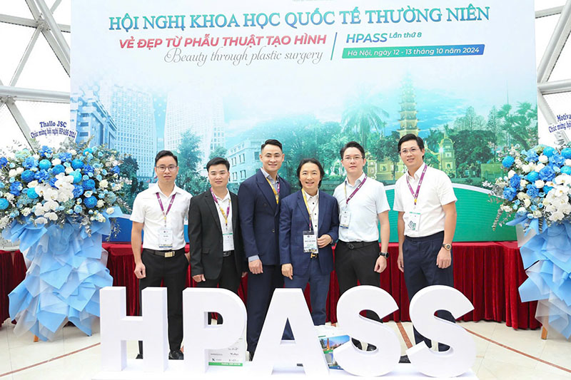 BS Richard Huy cùng các bác sĩ tham dự hội nghị HPASS